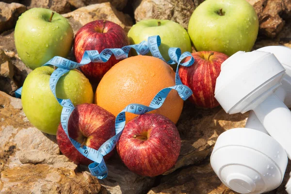 Spor ve diyet. Meyve ve tatlı su. Sağlıklı beslenme ve spor