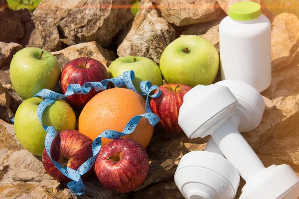 Spor ve diyet. Meyve ve tatlı su. Sağlıklı beslenme ve spor