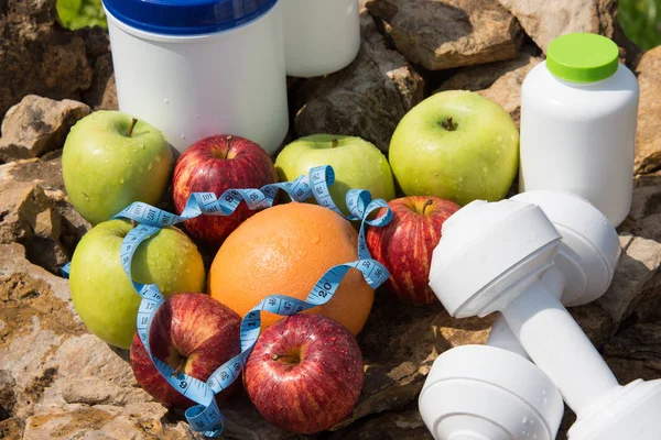 Spor ve diyet. Meyve ve tatlı su. Sağlıklı beslenme ve spor