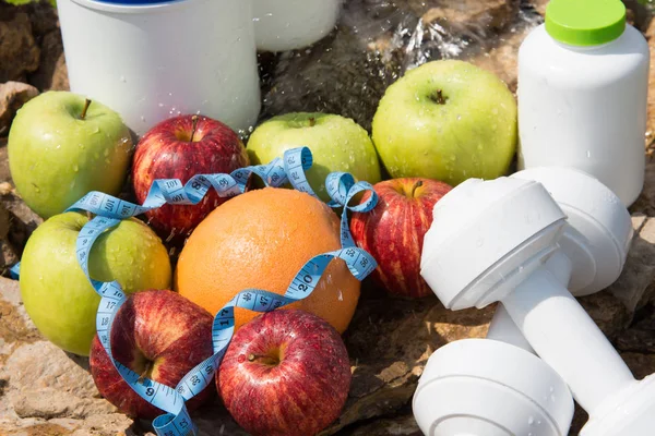 Spor ve diyet. Meyve ve tatlı su. Sağlıklı beslenme ve spor