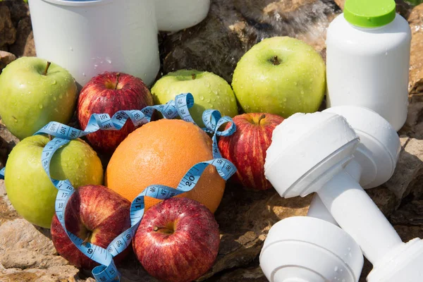 Spor ve diyet. Meyve ve tatlı su. Sağlıklı beslenme ve spor