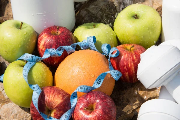 Spor ve diyet. Meyve ve tatlı su. Sağlıklı beslenme ve spor