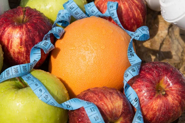 Spor ve diyet. Meyve ve tatlı su. Sağlıklı beslenme ve spor