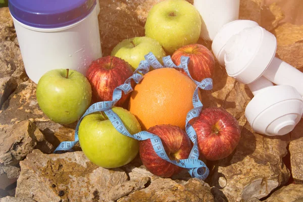 Spor ve diyet. Meyve ve tatlı su. Sağlıklı beslenme ve spor