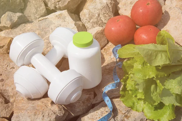 Spor ve diyet. Sebze ve taze su. Sağlıklı beslenme ve spor