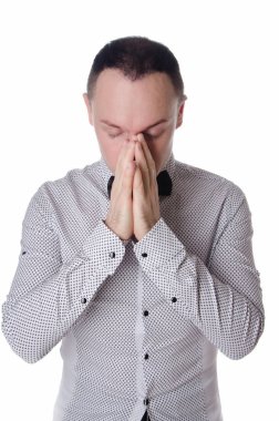 Genç yakışıklı adam hasta düşüyor. Baş ağrısı ve kötü sağlık. Soğuk