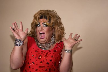 Komik karikatür aktör. Kırmızı Drag queen. Hisler ve duygular. Şişman adam ve makyaj