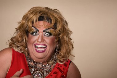 Komik karikatür aktör. Kırmızı Drag queen. Hisler ve duygular. Şişman adam ve makyaj. Sevinç