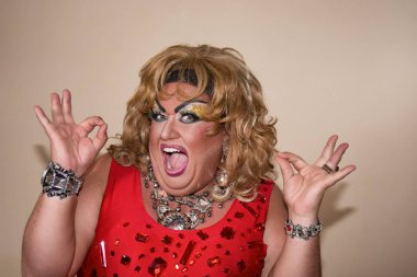Komik karikatür aktör. Kırmızı Drag queen. Hisler ve duygular. Şişman adam ve makyaj