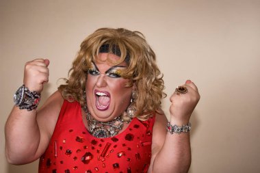 Komik karikatür aktör. Kırmızı Drag queen. Hisler ve duygular. Şişman adam ve makyaj