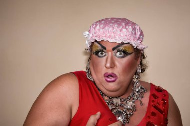 Komik kadın duşta. Travesti erkek oyuncu.