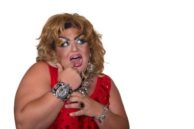 Komik karikatür aktör. Kırmızı Drag queen. Hisler ve duygular. Şişman adam ve makyaj. Oyunu