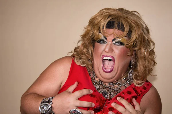 Komik karikatür aktör. Kırmızı Drag queen. Hisler ve duygular. Şişman adam ve makyaj. Oyunu