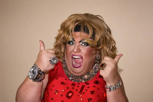 Herec Vtipné Parodie Transvestita Červené Barvě Pocity Emoce Tlustý Muž — Stock fotografie