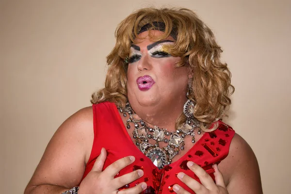 Zabawna Parodia Aktor Drag Queen Kolorze Czerwonym Uczucia Emocje Grubas — Zdjęcie stockowe