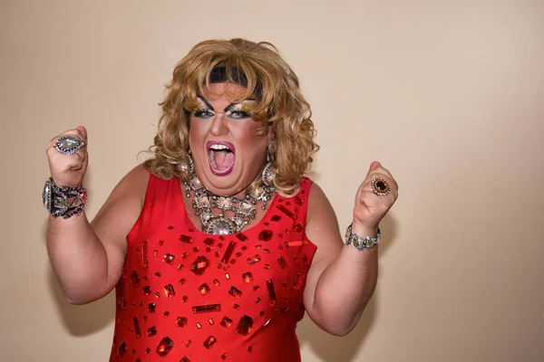 Lustiger Travestieschauspieler Drag Queen Rot Gefühle Und Emotionen Dicker Mann — Stockfoto