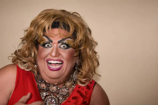 Lustiger Travestieschauspieler Drag Queen Rot Gefühle Und Emotionen Dicker Mann — Stockfoto