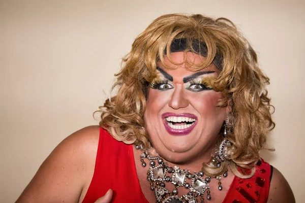 Herec Vtipné Parodie Transvestita Červené Barvě Pocity Emoce Tlustý Muž — Stock fotografie
