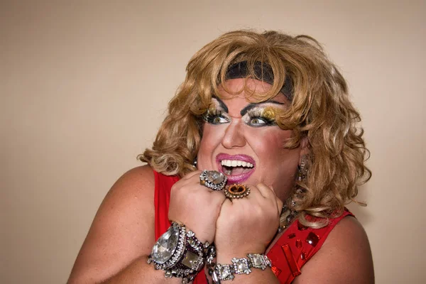 Komik karikatür aktör. Kırmızı Drag queen. Hisler ve duygular. Şişman adam ve makyaj. Sevinç
