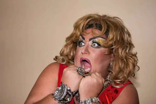 Divertido Actor Travesti Drag Queen Rojo Sentimientos Emociones Hombre Gordo —  Fotos de Stock