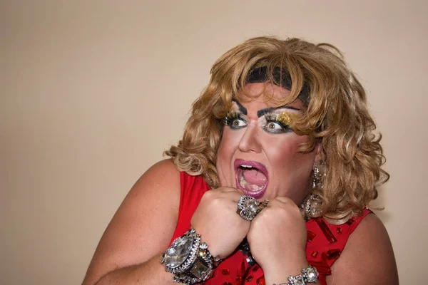 Lustiger Travestieschauspieler Drag Queen Rot Gefühle Und Emotionen Dicker Mann — Stockfoto