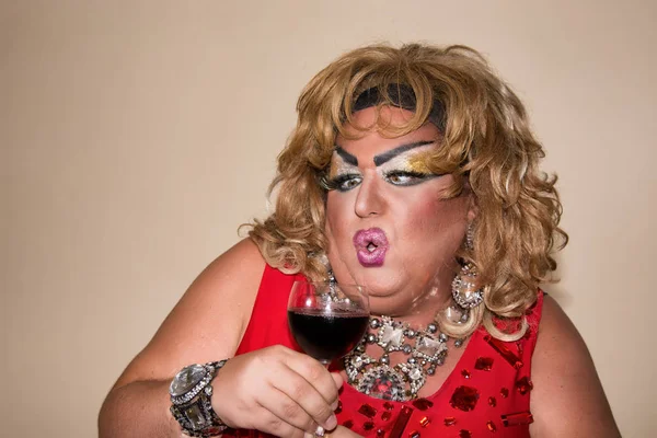 Herec Vtipné Parodie Transvestita Červené Víno Pocity Emoce — Stock fotografie