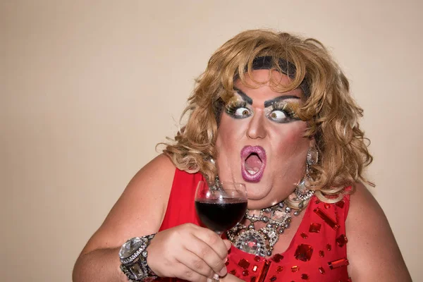 Lustiger Travestieschauspieler Drag Queen Und Rotwein Gefühle Und Emotionen — Stockfoto