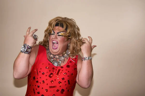 Lustiger Travestieschauspieler Drag Queen Rot Gefühle Und Emotionen Dicker Mann lizenzfreie Stockbilder