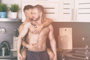 Günün en iyi başlangıcı. İki seksi adam mutfakta