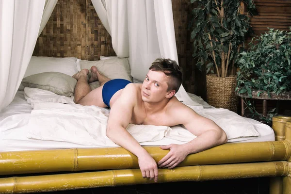 Homem Adulto Descansando Cama Sexy Cara — Fotografia de Stock