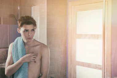 Sabah. Çekici adam banyoda yüzünü yıkama.