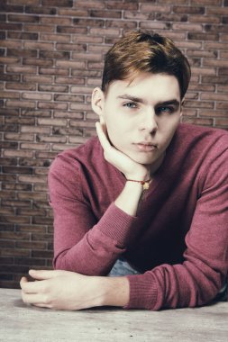 Genç çekici adam ve Sevgililer günü.