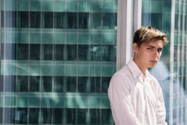 Genç, çekici bir adam. Güzel yaşam tarzı.