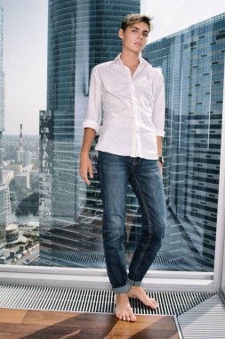 Genç, çekici bir adam. Güzel yaşam tarzı. 