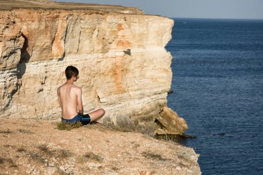 Genç bir adam denizde dinleniyor. Sakin ol.