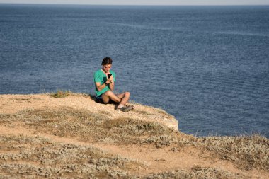 Çekici bir adam selfie yapıyor.