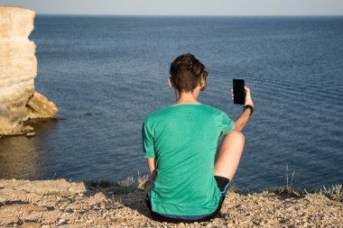 Çekici bir adam selfie yapıyor.