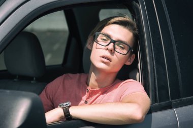 Mutlu adam bir araba. Mutlu adam.