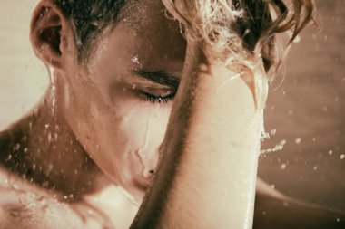 Adam duşta yıkıyor