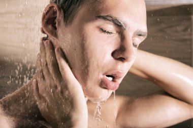 Adam duşta yıkıyor