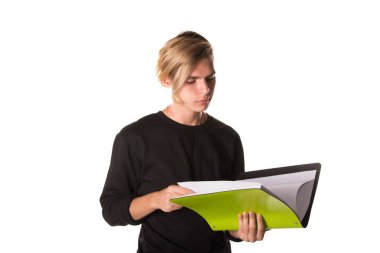 Genç öğrenci ve sınavları. Not defteri. Beyaz arka plan.