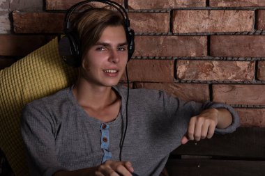 Bir öğrenci müzik dinliyor. Üniversite sonra rahatlatıcı. 