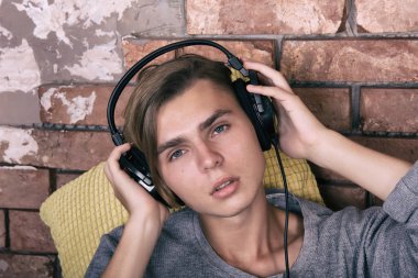 Bir öğrenci müzik dinliyor. Üniversite sonra rahatlatıcı. 