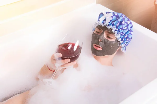护理和自我照顾 葡萄酒和沐浴 — 图库照片