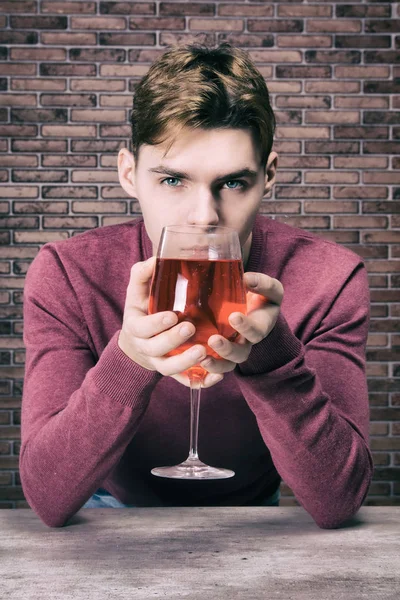 Attraktiv Kille Och Rött Vin — Stockfoto