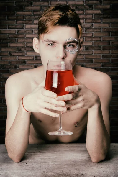 Привабливий Хлопець Червоне Вино — стокове фото