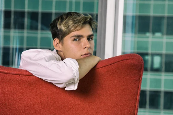 Tipo Jovem Atraente Estilo Vida Bonito — Fotografia de Stock