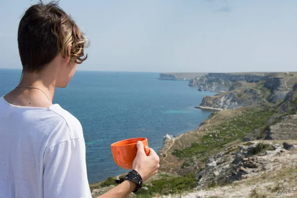 Ein Junger Mann Ruht Sich Auf Dem Meer Aus Trinkt — Stockfoto
