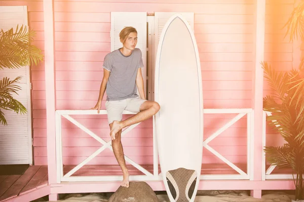 Young Surfer Resting Bungalow — Stock Photo, Image