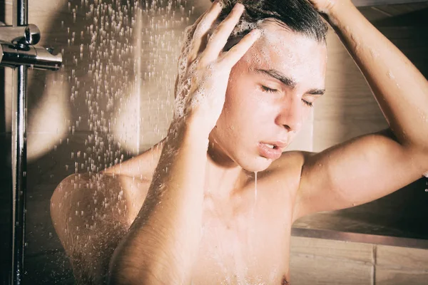 Der Kerl Wäscht Sich Der Dusche — Stockfoto